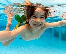 havuz-yüzme-cocuk
