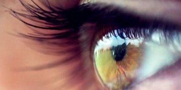 Güneş ışınları genç yaşta katarakt oluşmasına sebep olabiliyor