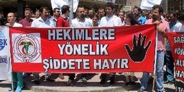 Doktorlar sağlıkta şiddete karşı Türkiye genelinde iş bırakıyor