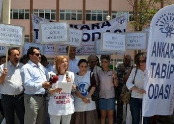 Sağlık çalışanları ‘Torba Yasa’daki nöbet uygulamasını protesto etti