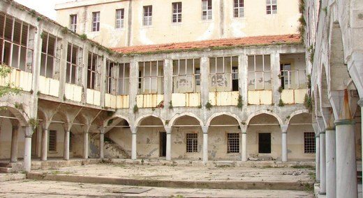 Atik Valide Şifahânesi’nin restore edilmeden önceki hâli