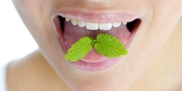 Ağız kokusu hangi hastalıkların habercisidir? Nedenleri ve çözümü