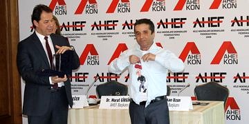 Yılın hekimi seçilen Dr. Fikret Kurt milletvekili maaşlarını protesto etti