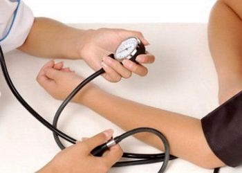 Yüksek tansiyon neden olur, nasıl düşürülür? Belirtileri nedir?