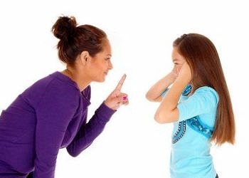 Aşırı koruyucu anne tutumu çocuğa zarar veriyor