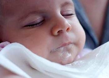 Sık kusan bebeğe dikkat edilmeli, hastalık göstergesi olabilir!