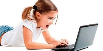 Çocuğumuzu odasında bilgisayarla değil yabancılarla başbaşa bırakıyoruz