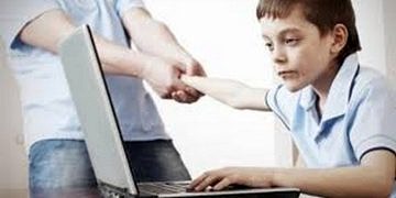 Çocuğumuzu odasında bilgisayarla değil yabancılarla başbaşa bırakıyoruz