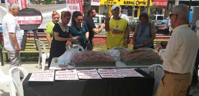 Aile hekimliği çalışanları Mersindeki eylemde lokma dağıttılar