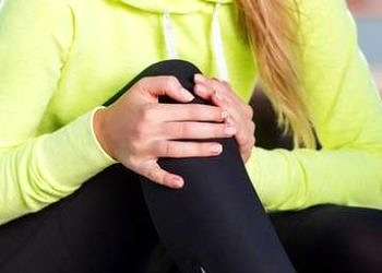 Ayağa kalkınca meydana gelen diz ağrısını hafife almayın