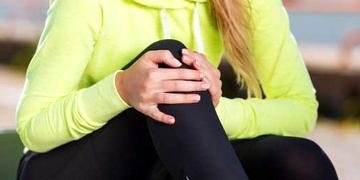 Ayağa kalkınca meydana gelen diz ağrısını hafife almayın