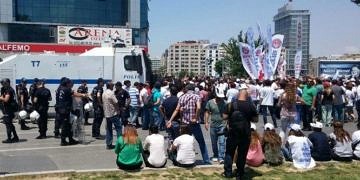 Dr. Kamil Furtun için İzmir'de yapılan eyleme polis TOMA'larla müdahale etti