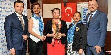 ‘Avrupa’nın En İyi Hemşiresi’ seçilen İlknur Yayla ödülü’nü aldı