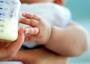 Anne sütü hangi koşullarda saklanmalı ve çözdürülmelidir?