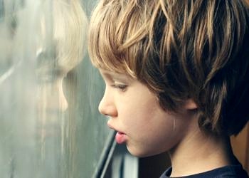 Çocuklarda travma sonrası stres bozukluğu neden olur? Ne yapmalı?