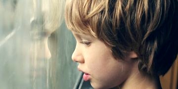 Çocuklarda travma sonrası stres bozukluğu neden olur? Ne yapmalı?