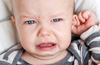 Çocuklarda orta kulak iltihabı neden olur? Belirtileri ve tedavisi
