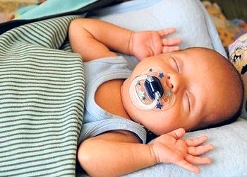 Bebekleri sallayarak uyutmak doğru mu?