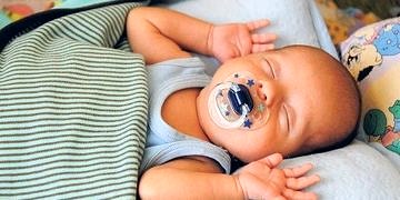 Bebekleri sallayarak uyutmak doğru mu?