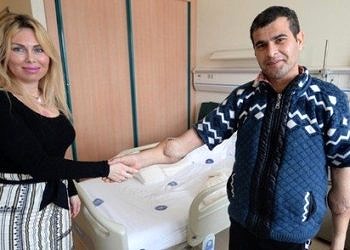 Nakledilen kolları ile ilk kez operasyonu yapan doktoruyla tokalaştı