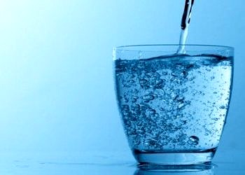 Baş ağrısı ve halsizliği önlemenin en etkili yollarından birisi bol su içmektir