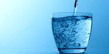 Baş ağrısı ve halsizliği önlemenin en etkili yollarından birisi bol su içmektir