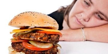 Duygusal boşluk aşırı yemek yemeye neden oluyor