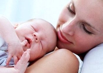 Yeni doğan bebek bakımı için annelere pratik öneriler