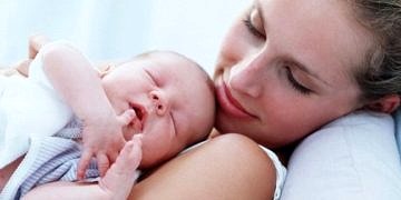 Yeni doğan bebek bakımı için annelere pratik öneriler