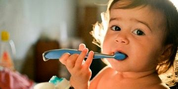 Çocuklar kaç yaşında diş fırçalamaya başlamalı?