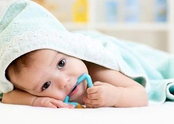 Bebeklerde emzik ve biberon kullanımına dikkat! Ciddi diş sorunları yaratabilir!