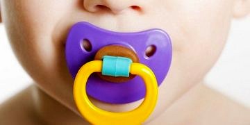 Bebeklerde emzik ve biberon kullanımına dikkat! Ciddi diş sorunları yaratabilir!