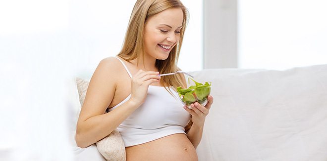hamile-kadin-gebe-salata-yemek-pregnant