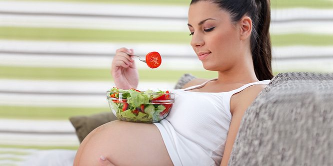 hamile-kadin-gebe-yemek-salata-pregnant