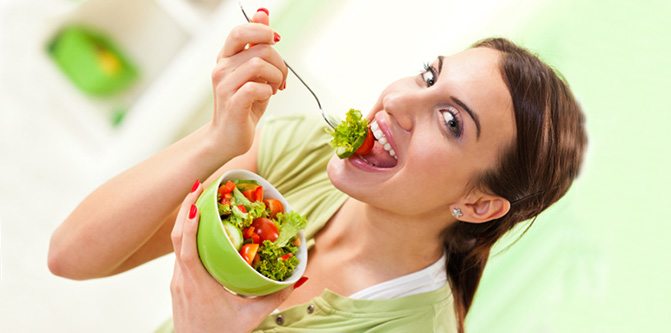 yemek-kadin-salata-beslenme