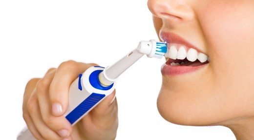 Frau putzt Zähne