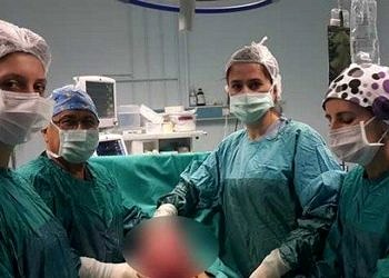 Hastanın şişen karnından 60 miyom çıktı