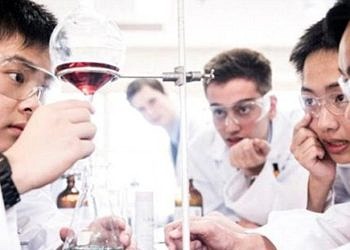 Avustralya’da bir grup öğrenci, 100 bin dolarlık AIDS ilacını 2 dolara üretti