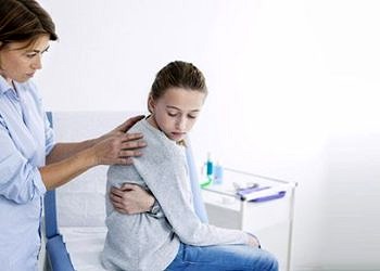 Çocukluk çağında skolyozu tespit etmenin 8 pratik yöntemi