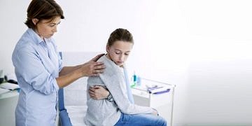 Çocukluk çağında skolyozu tespit etmenin 8 pratik yöntemi