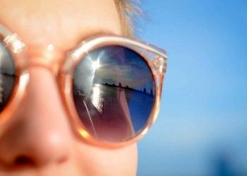 Araç kullananlar kolormatik camlı güneş gözlükleri tercih etmemeli!