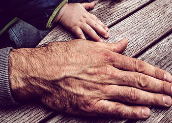 Yaşlı babalar çocuklarına annelerden daha fazla genetik mutasyon aktarıyor