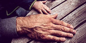 Yaşlı babalar çocuklarına annelerden daha fazla genetik mutasyon aktarıyor