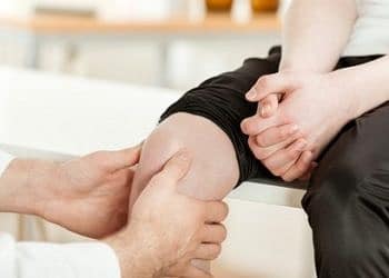 Çocuğunuzun dizindeki bu 2 belirtide zaman kaybetmeyin