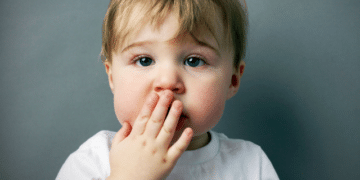 ‘Benimle ilgilen’ demenin başka yolu; Çocuklarda atma davranışı