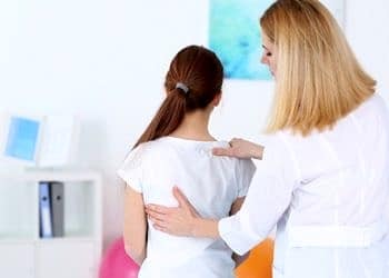 Çocuğunuz ergen yaştaysa skolyoz’a dikkat!