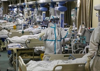 İtalyan doktorlar: Bazılarımız yapmak zorunda kaldıkları seçimlerin altında eziliyor