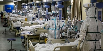 İtalyan doktorlar: Bazılarımız yapmak zorunda kaldıkları seçimlerin altında eziliyor