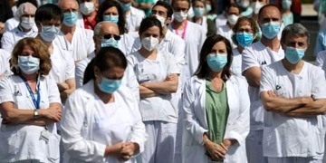 İspanya’da son 24 saatte kaydedilen yeni vakaların %70’i sağlık çalışanı