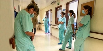 Koronavirüs salgını, sağlık çalışanlarının psikolojisini nasıl etkiledi?